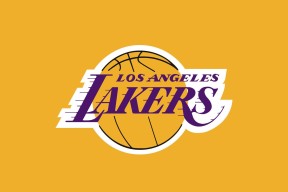 弗赖堡紧密回防限制对手传球路线，弗赖堡队