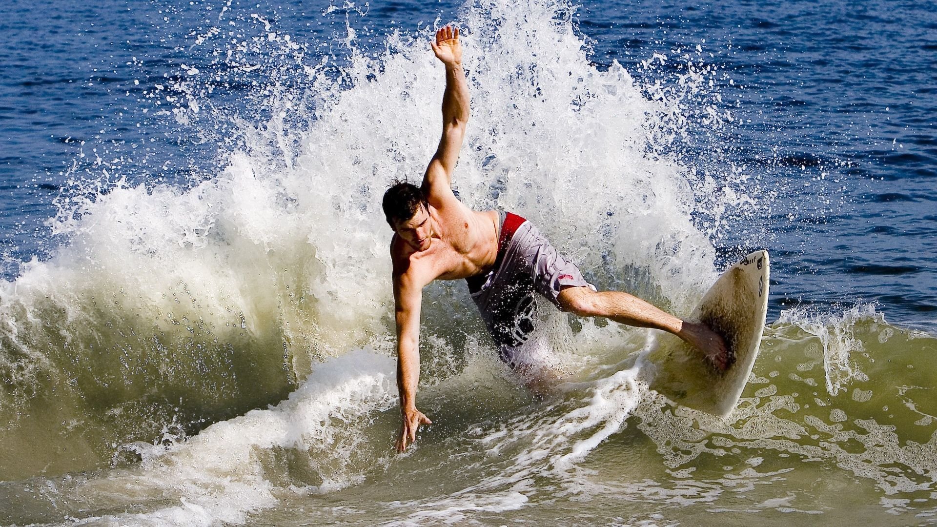 训练计划加入耐力跑与力量训练平衡体能与比赛节奏要求，耐力跑动作